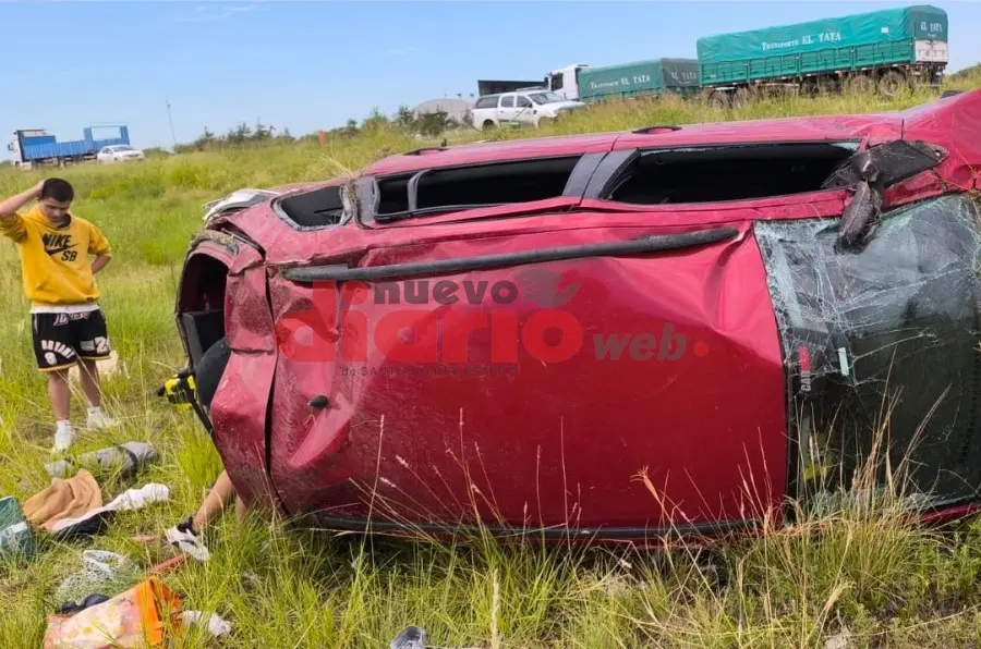Viajar sin descanso casi le cuesta la vida a toda una familia cuando cruzaban Santiago del Estero